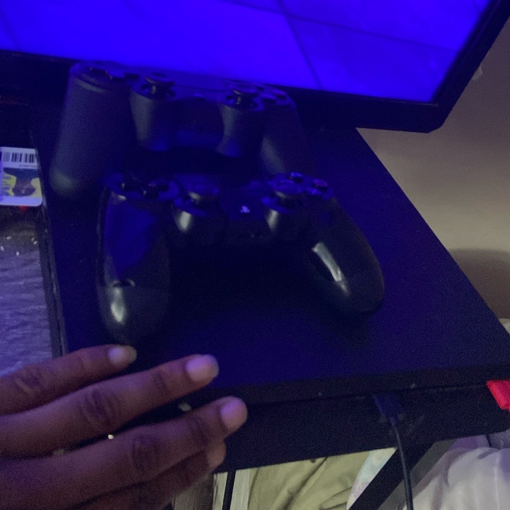 Black ps4 come with 2 controllers
